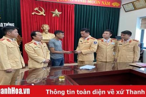Cảnh sát giao thông Thanh Hóa trả lại ví tiền 20 triệu đồng cho người đánh rơi
