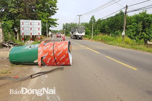 Hoảng hồn khi cuộn tôn nặng hơn 3 tấn rớt xuống đường