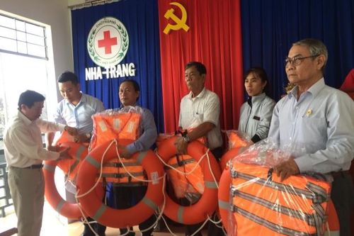 Trao áo phao và phao cứu sinh cho hội chữ thập đỏ xã, phường