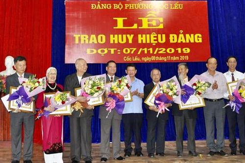 Bí thư Tỉnh ủy Nguyễn Văn Vịnh trao Huy hiệu Đảng cho đảng viên Đảng bộ phường Cốc Lếu