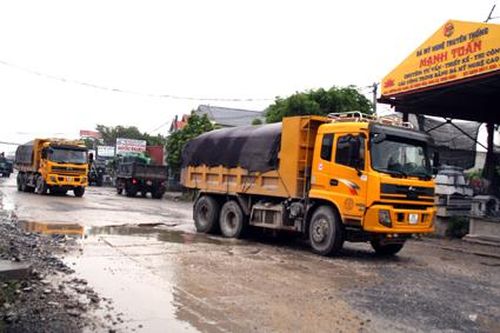 Xe trọng tải lớn cày nát tuyến đường trục xã Ninh Vân