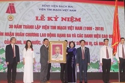 Viện Tim mạch Việt Nam đón nhận Huân chương Lao động hạng Ba