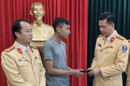 Nam thanh niên nhận lại chiếc ví có 20 triệu