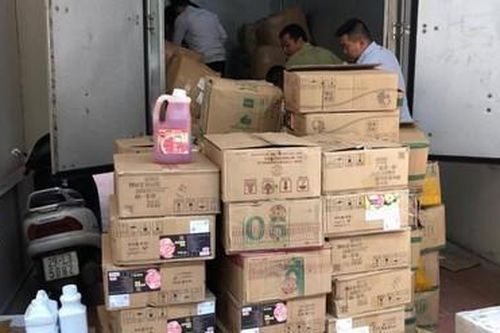 Kiểm tra kho trà sữa, phát hiện 2 người Trung Quốc ở 'chui'
