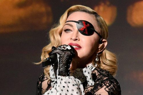 Madonna bị kiện vì diễn không đúng giờ