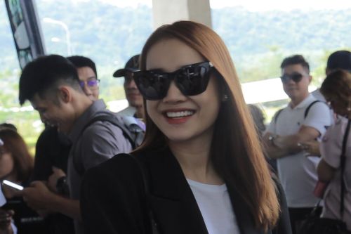 Nhã Phương một mình đến Phú Quốc dự lễ cưới Đông Nhi - Ông Cao Thắng