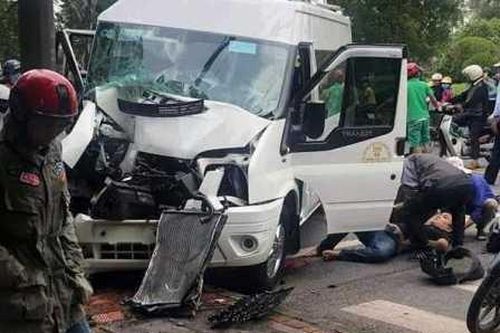 Ôtô chở du khách Hàn Quốc leo vỉa hè tông trụ đèn giao thông