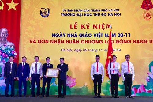 Trường Đại học Thủ đô Hà Nội đón nhận Huân chương Lao động hạng Ba