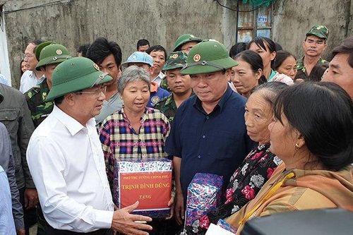 Phó Thủ tướng Trịnh Đình Dũng kiểm tra ứng phó bão số 6