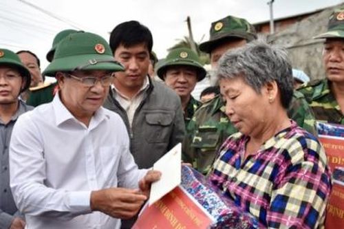 Phó Thủ tướng Trịnh Đình Dũng kiểm tra công tác ứng phó bão số 6 tại Bình Định