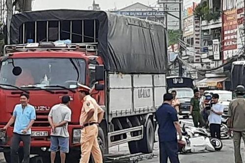 Xe tải tông hàng loạt xe máy đang dừng chờ đèn đỏ