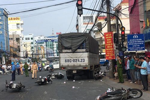 An Giang: Xe tải đâm hàng loạt xe máy đang dừng đèn đỏ