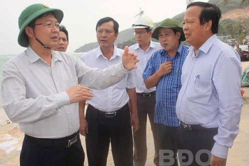 Bão số 6 đổ bộ, 2 tỉnh cho học sinh nghỉ học, cấm tụ tập xem bão