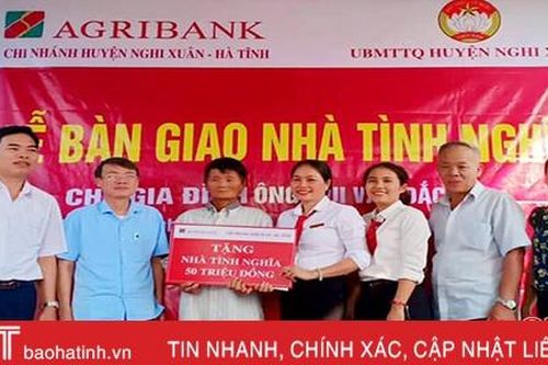 Bàn giao 2 nhà tình nghĩa cho hộ nghèo ven biển Nghi Xuân