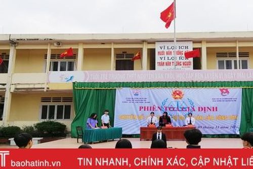 Hơn 1.000 học sinh Lộc Hà tìm hiểu pháp luật từ phiên tòa giả định