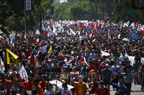 Người biểu tình đốt phá hàng loạt công trình kiến trúc cổ tại Chile