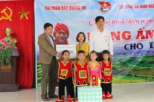Trao quà chương trình 'Đông ấm cho em' năm 2019