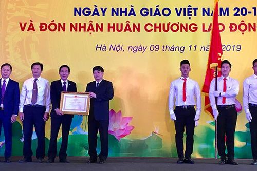 Trường Đại học Thủ đô Hà Nội đón nhận Huân chương Lao động hạng Ba