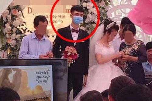 Bức cảnh cưới gây sốt: Chú rể mang khẩu trang khi làm lễ