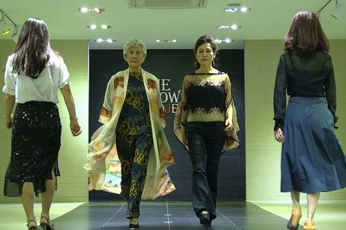 Người Hàn Quốc ngoài 60 tuổi học catwalk, ước mơ làm người mẫu