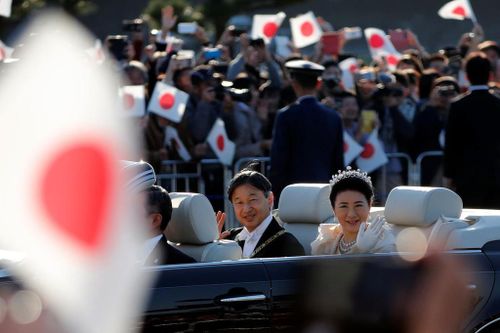 Nhật hoàng Naruhito và Hoàng hậu diễu hành ra mắt người dân Nhật Bản