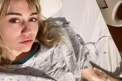 Miley Cyrus phải kiêng nói sau khi phẫu thuật dây thanh âm
