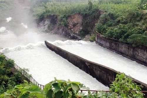 Bão số 6 áp sát đất liền: Hàng chục hồ chứa đang phải xả tràn phòng chống lũ