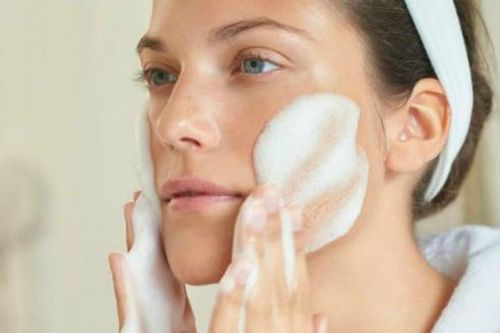 6 cách đơn giản đánh bay mụn đầu đen với tinh dầu trà xanh