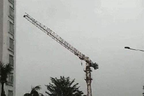 Giữa bão số 6: Cần trục xây dựng chung cư 32 tầng quay như chong chóng