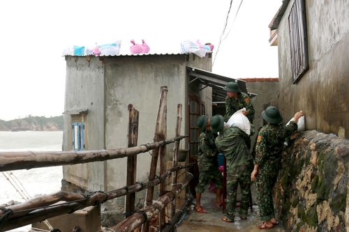 Bảo vệ an toàn cho nhân dân vùng bão