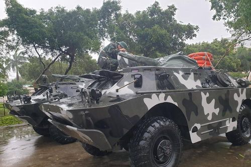 Huy động xe bọc thép BRDM-2 ứng cứu dân trong bão số 6