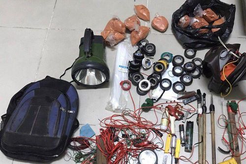 Nhóm 'cẩu tặc' hối lộ Cảnh sát cơ động 15 triệu đồng khi bị bắt