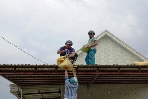 Quảng Ngãi: Người dân vùng ven biển khẩn trương chèn chống nhà cửa
