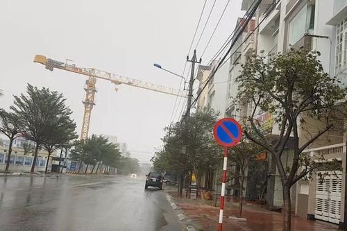 Cần cẩu quay như chong chóng, lơ lửng trên đầu giữa tâm bão số 6