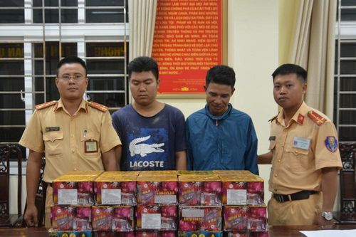 Đang vận chuyển pháo đi bán, bị cảnh sát giao thông bắt quả tang