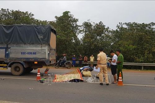 Xe máy tông đuôi xe tải, một người chết, một người bị thương