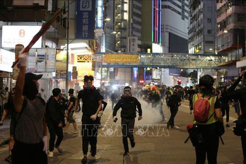 Bạo lực vẫn tiếp diễn ở Hong Kong (Trung Quốc)