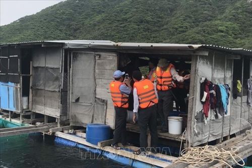 Tự ý trở lại lồng bè, 2 ngư dân bị mắc kẹt trong mưa bão ở Vạn Ninh, Khánh Hòa