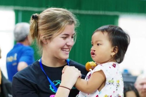 Đêm dạ tiệc của Operation Smile tại Việt Nam quyên góp được 400 nụ cười
