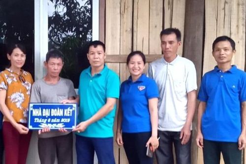 Cán bộ, đảng viên Trung Hà giúp đỡ hộ nghèo nơi cư trú