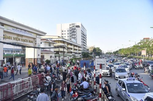 'Điểm đen' ùn tắc giao thông tại cổng bệnh viện, trường học