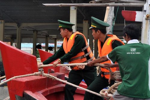 Nam Trung bộ 'nín thở' chờ bão số 6 đổ bộ