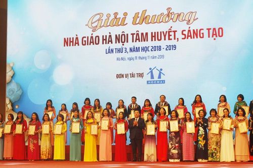 Hà Nội vinh danh nhà giáo tiêu biểu nhân kỷ niệm 65 năm Ngày thành lập ngành giáo dục