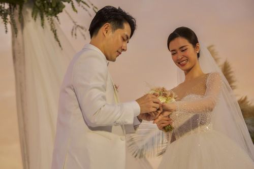 Nhìn lại những khoảnh khắc hạnh phúc nhất của cô dâu Đông Nhi