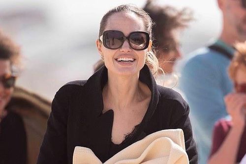 Angelina Jolie đưa các con đi dạo biển