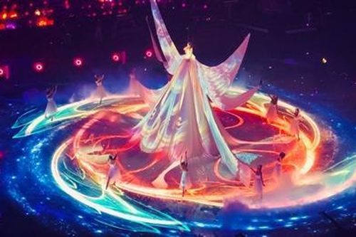 Tỷ phú Jack Ma đầu tư váy đổi màu cho Tần Lam biểu diễn