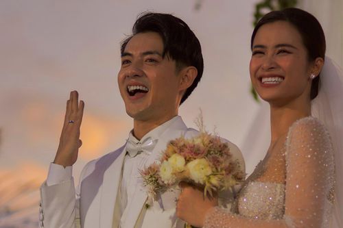 Đông Nhi bật khóc khi được Ông Cao Thắng trao nhẫn cưới