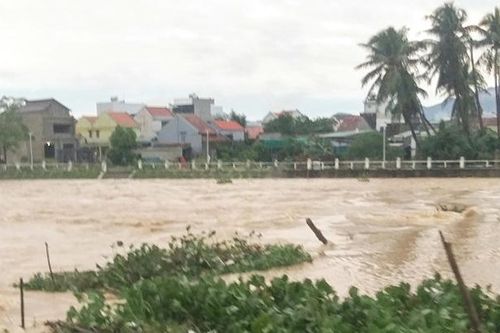 2 người chết do bão số 6, hàng chục hồ chứa vẫn đang phải xả tràn phòng chống lũ