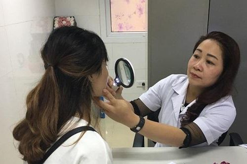 Nguy hiểm trị mụn bằng thuốc trôi nổi
