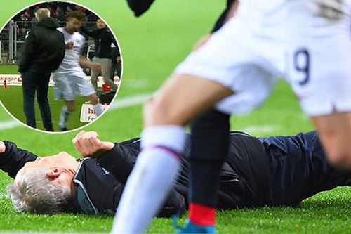 Bundesliga: Thủ quân Frankfurt gây sốc khi huých HLV đối thủ nằm sân